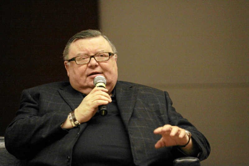 Wojciech Mann na antenie radiowej Trójki naśladował dźwięki postaci występujących we fragmencie czytanej powieści.