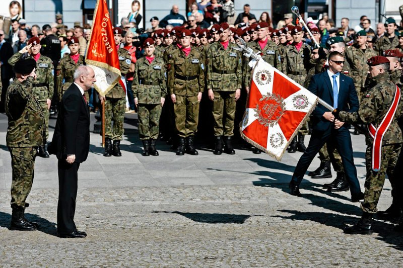 Antoni Macierewicz tworzy WOT. Kadrę oficerską wyciąga z jednostek armii zawodowej.