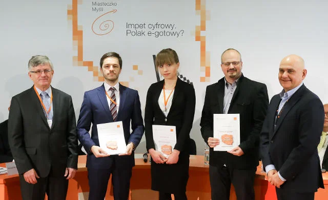 Podczas debaty wręczono nagrody laureatom konkursu „Polska Cyfrowa 2020+”. Na zdjęciu Marek Kłoczko - dyrektor generalny Krajowej Izby Gospodarczej, laureaci: Jerzy Toborowicz, Monika Swaczyna, Piotr Osiadły oraz Piotr Muszyński - wiceprezes Orange Polska
