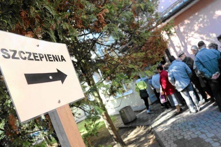 Kolejka do szczepień.