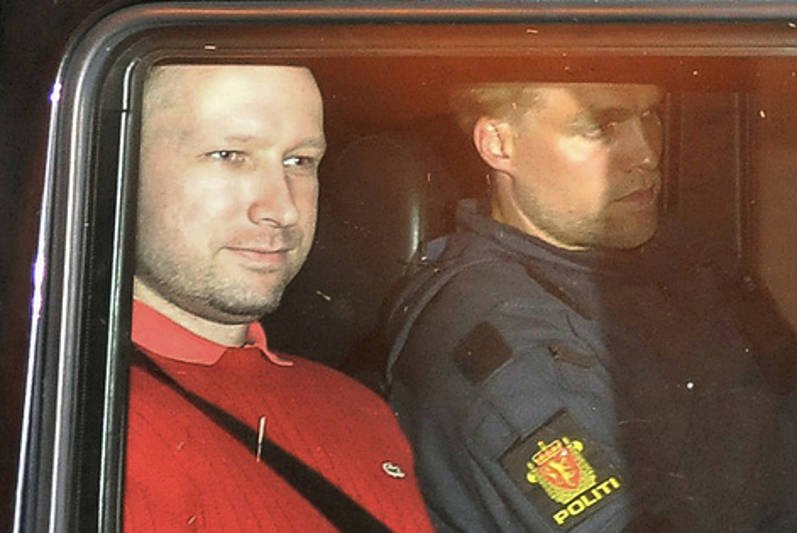 Anders Breivik w policyjnym samochodzie w lipcu 2010 roku