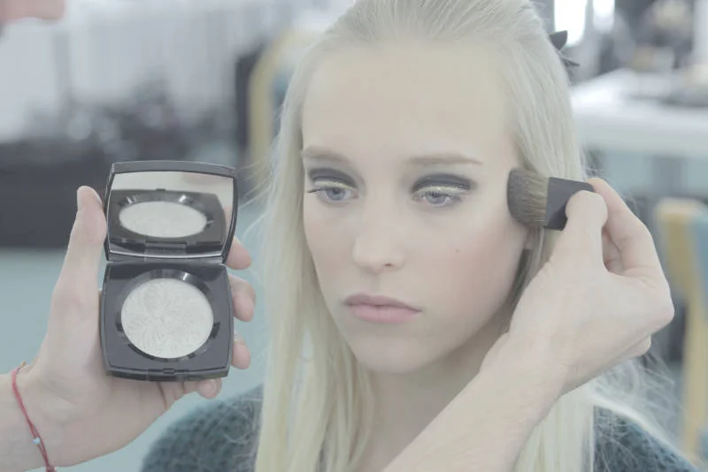 Camelia de Plumes - puder, który jest gwiazdą gwiazdkowej kolekcji makijażu Chanel na 2014 r.