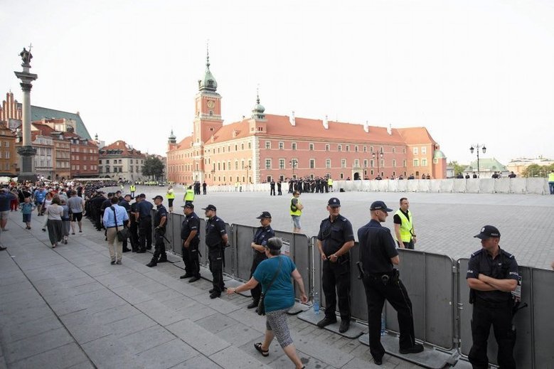 Między innymi na takie barierki i policyjną "barykadę" poszły miliony złotych.