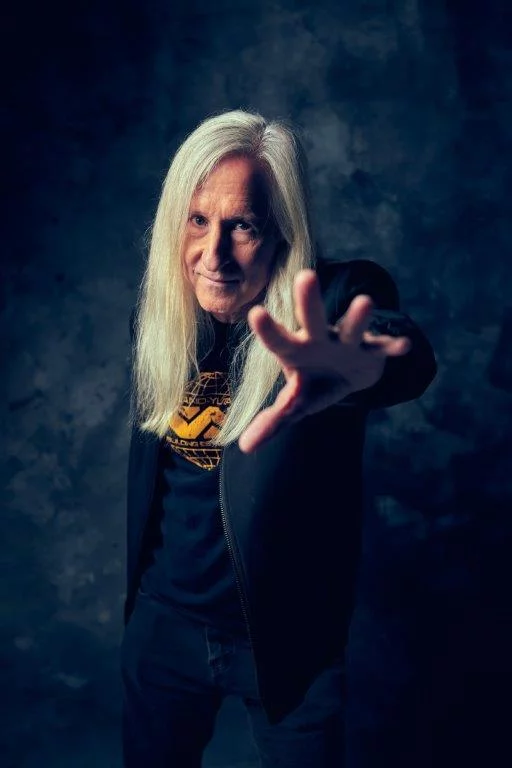 Mick Garris ("Opowieści z Krypty", "Lunatycy") wystąpił we wszystkich trzech sezonach serialu "Eli Roth: historia horroru".