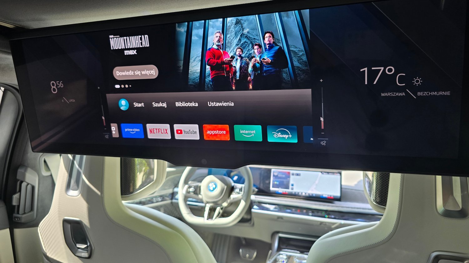 Panoramiczny ekran BMW i7 stale zachwyca.