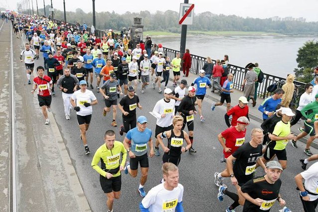 Poprzednia edycja PZU Maratonu Warszawskiego. Zawodnicy na Moście Poniatowskiego