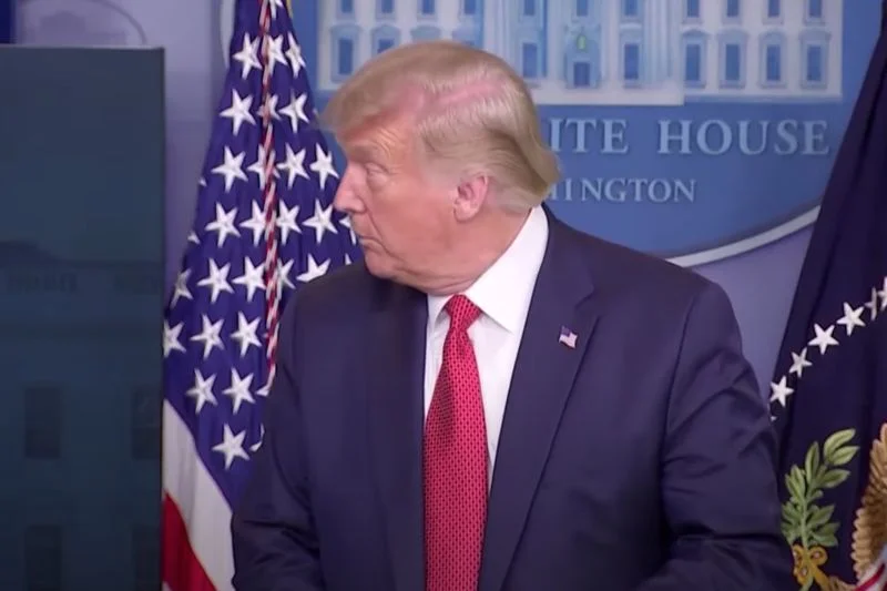 Donald Trump został ewakuowany z konferencji prasowej.
