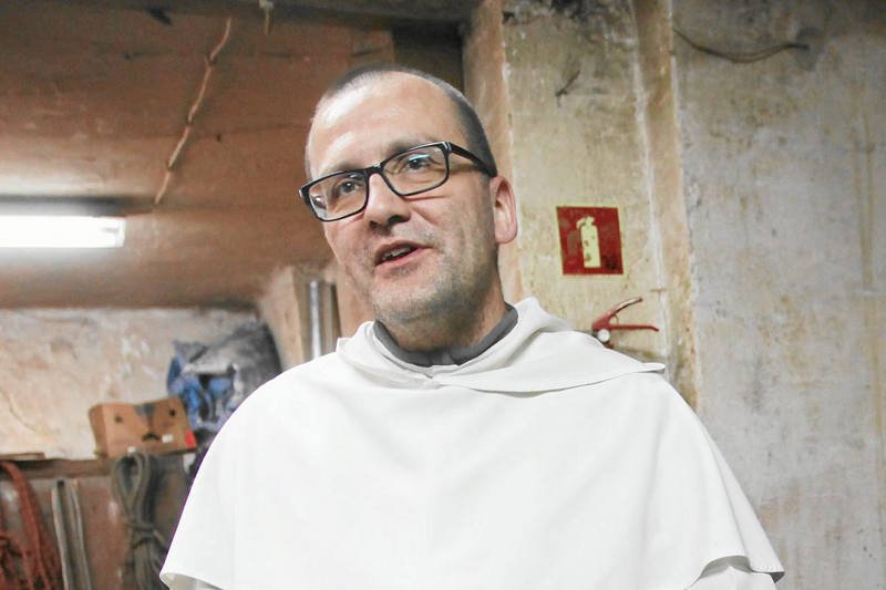 Ojciec Paweł Kozacki podczas montowania "kuli czasu" na kopule krakowskiego kościoła Dominikanów  w grudniu 2012 roku.