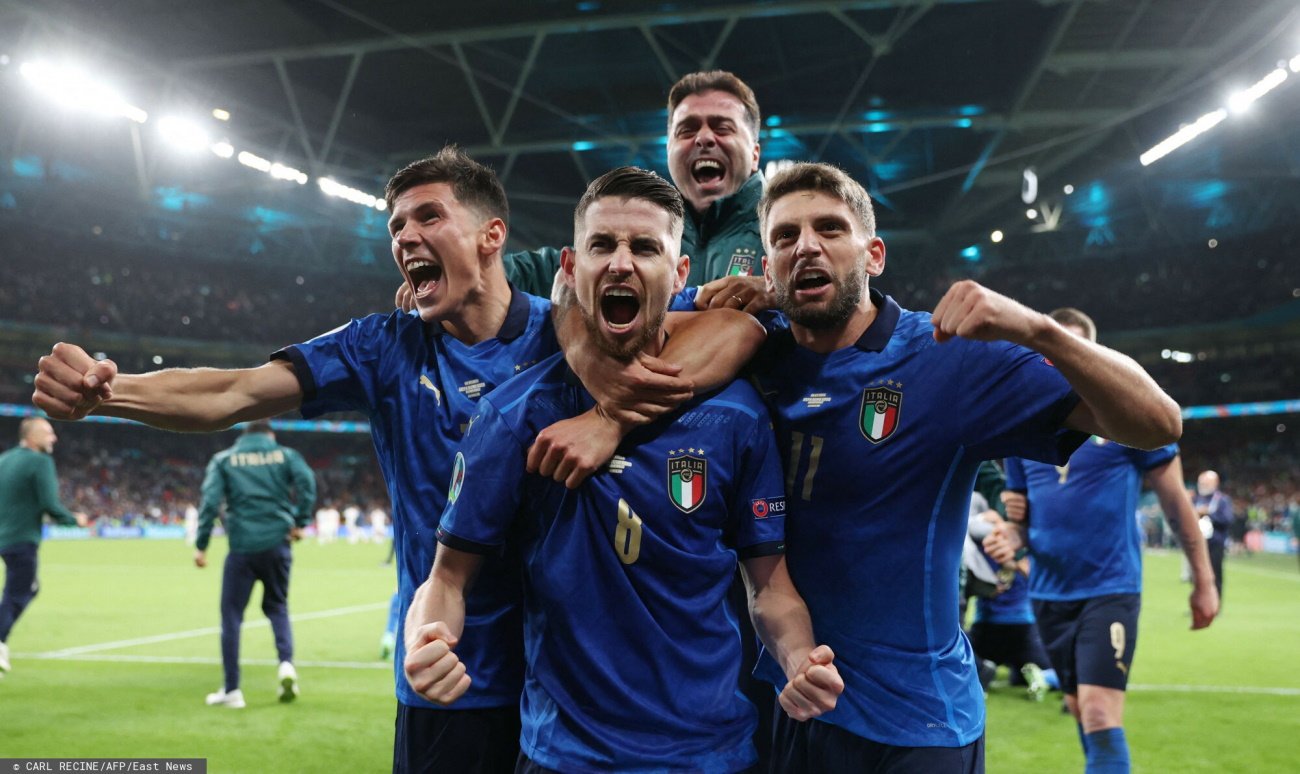 Jorginho z kolegami fetuje awans do finału Euro 2020, przed chwilą strzelił efektownie karnego