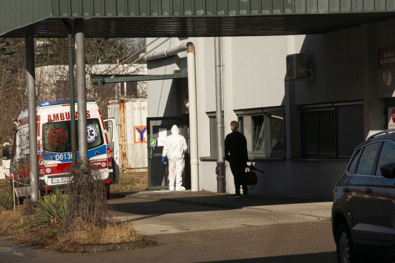 Kobieta uciekła ze szpitala w Koninie. Może być zakażona koronawirusem.