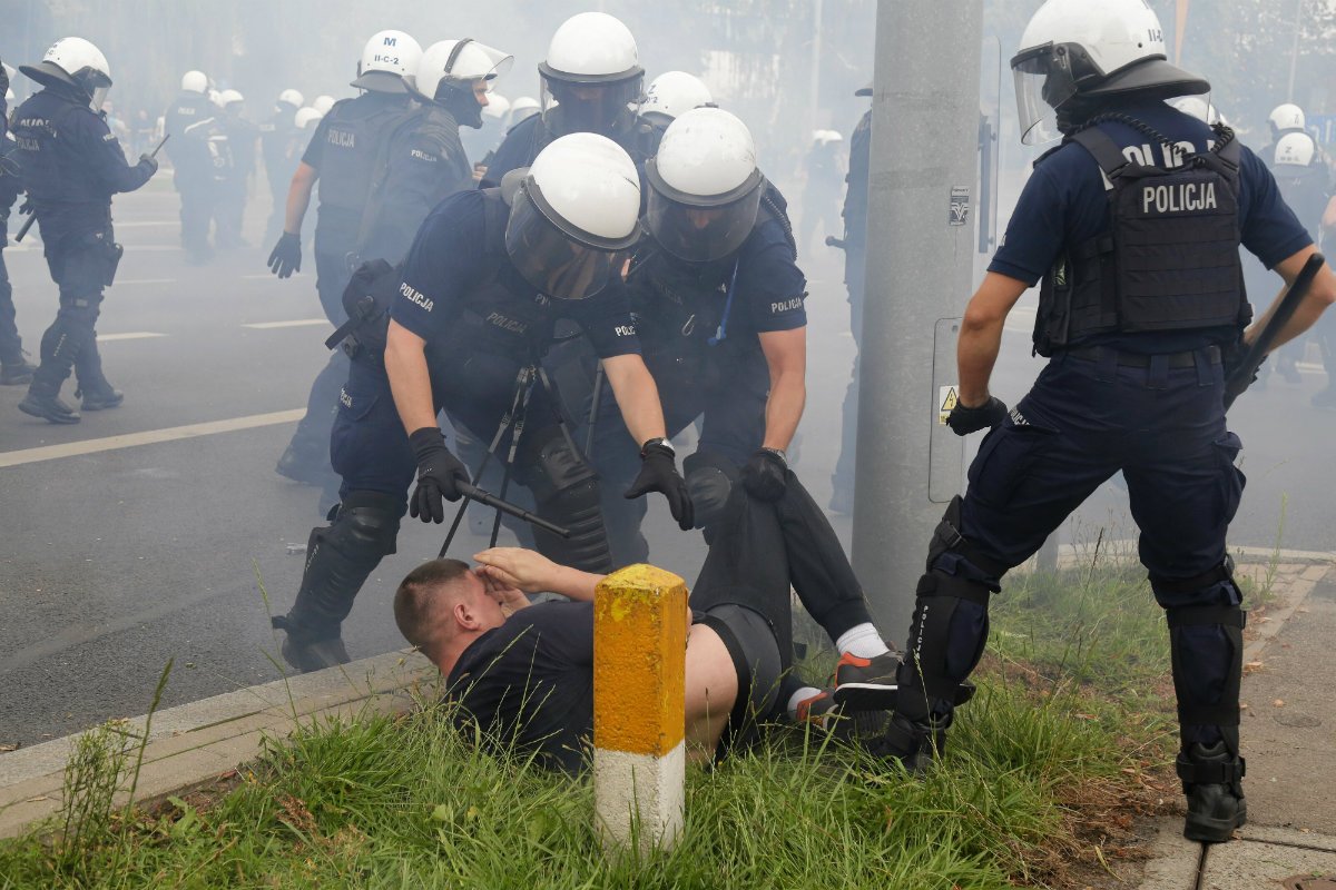 Podlaska policja opublikowała zdjęcia mężczyzn, którzy mieli przeszkadzać w Marszu Równości w Białymstoku.