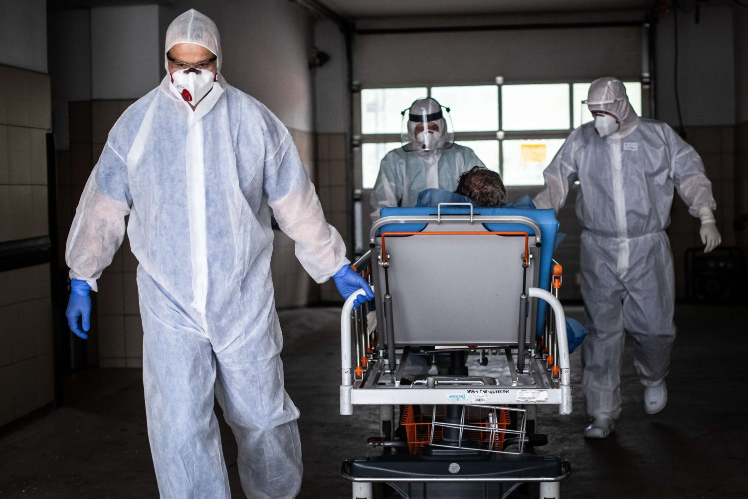 O ponad 8000 nowych zakażeń koronawirusem poinformowało MZ 15 października.