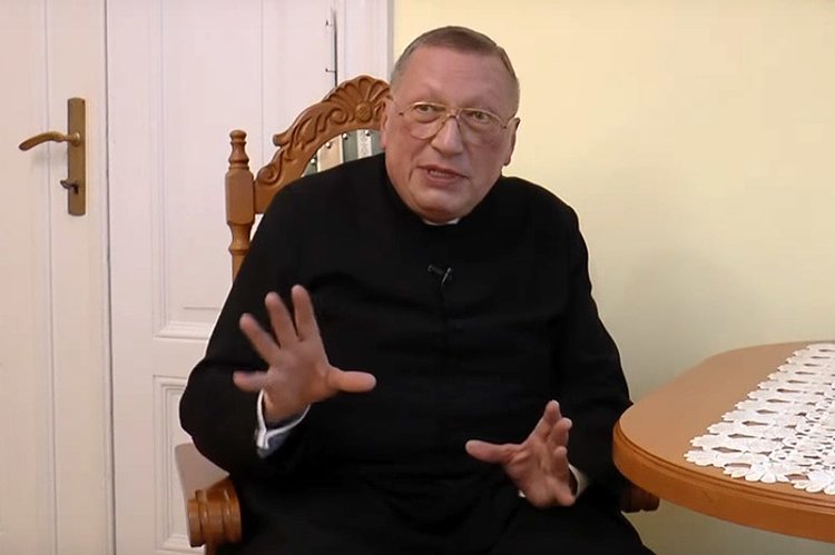 Ks. Roman Kneblewski wierzy w to, że koronawirus nie istnieje. Do 10 października włącznie z powodu epidemii w Polsce życie straciły niemal 3 tys. osób.