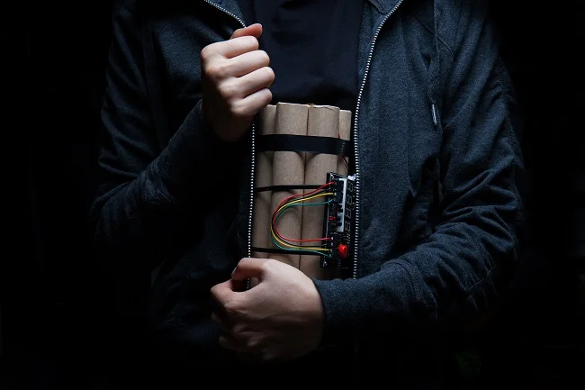 Co leży u podstaw zjawiska, jakim jest terroryzm samobójczy? Z pewnością jest to połączenie mitów religijnych, ucisku politycznego oraz słabości militarnej organizacji terrorystycznych, posuwających się do tego typu fanatycznych ataków.