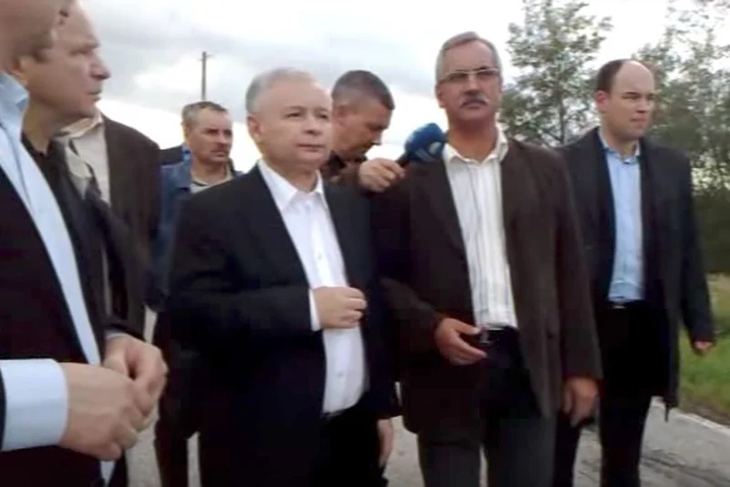 Prezes PiS Jarosław Kaczyński odwiedził Podkarpacie podczas powodzi w 2010 roku.