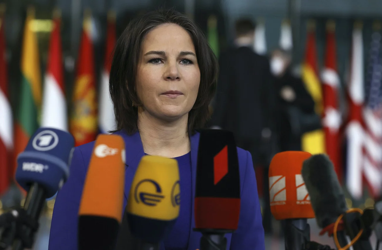 Annalena Baerbock podkreśla, że Ukraina potrzebuje ciężkiej broni.
