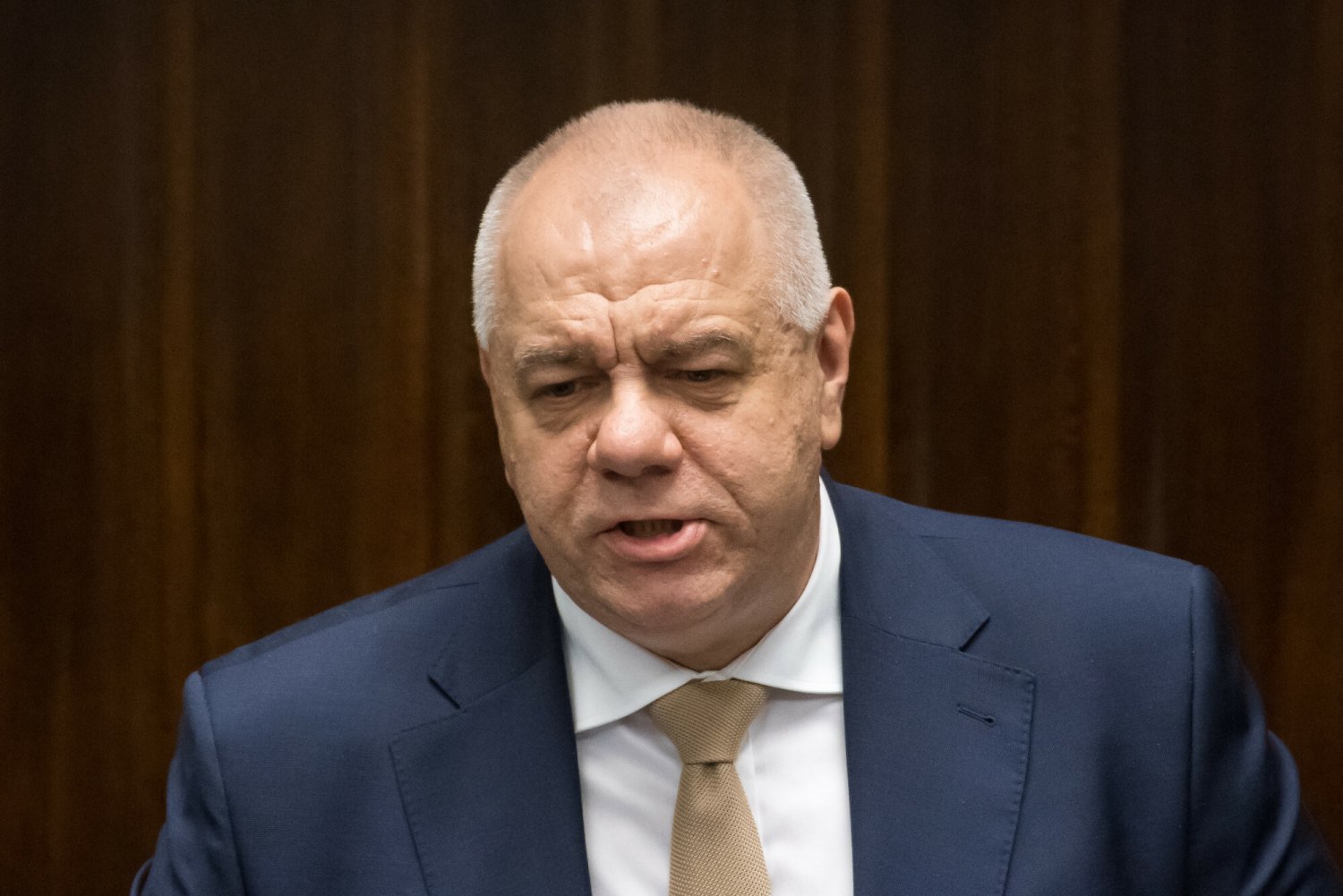 Jacek Sasin atakuje "pewną telewizję" z siedzibą przy ulicy Wiertniczej w Warszawie.