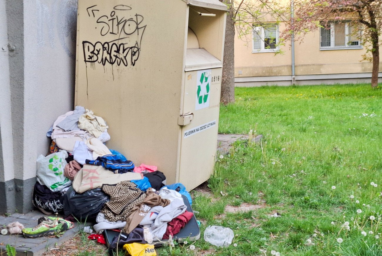 Kontenery na odzież zapchane, bo Polacy wyrzucają tam wszystko. "Garnki, śmieci, martwe zwierzęta"