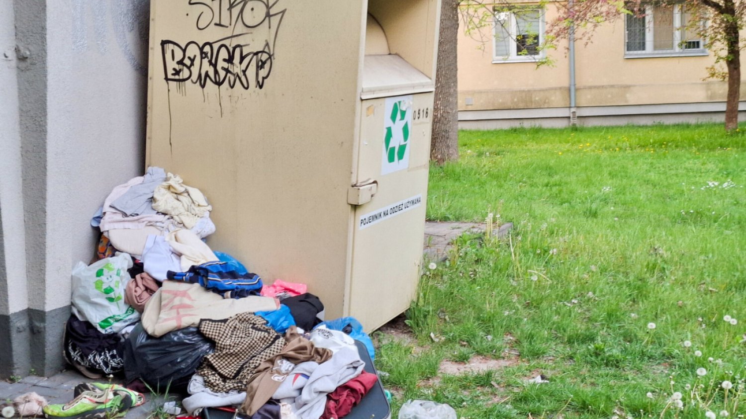 Pojemniki na stare ciuchy pękają w szwach. "Proszę pani, tam jest wszystko"
