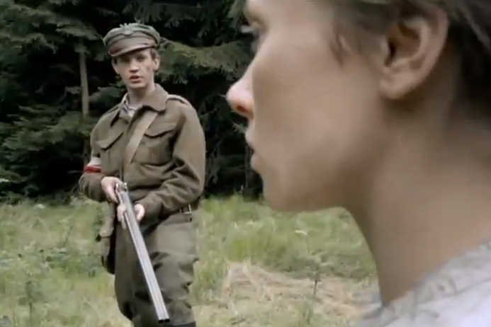 Kadr z filmu "Unsere Mütter, unsere Väter" przedstawiającego żołnierzy AK jako antysemitów.