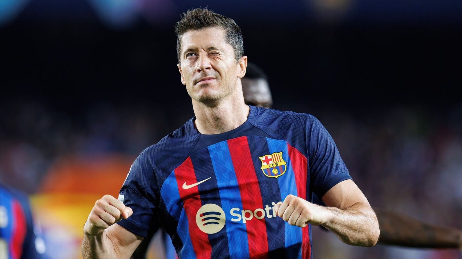 Lewandowski w Barcelonie ma długo nie pograć. O Polaka walczą 2 egzotyczne kluby Robert Lewandowski w koszulce FC Barcelony