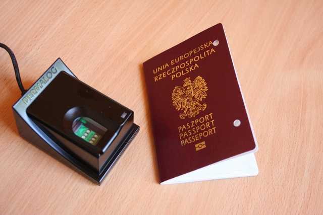 Paszport biometryczny i urządzenie do czytania linii papilarnych