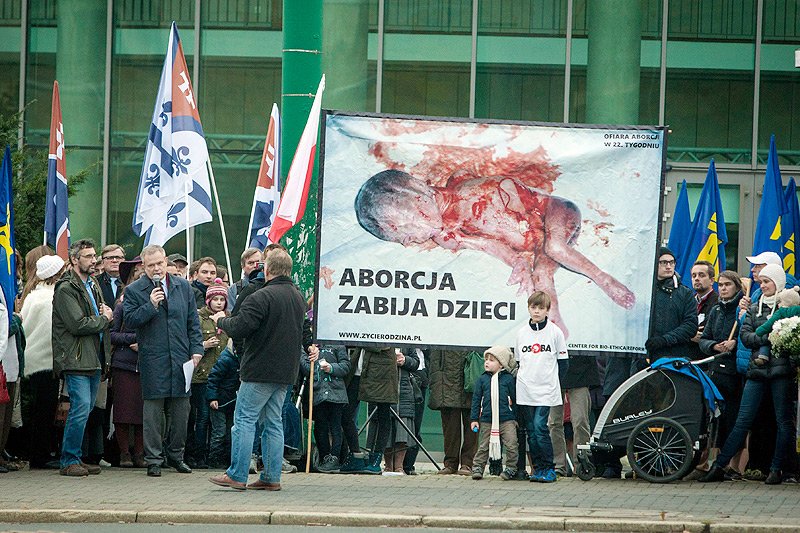 Wygląda na to, że szykuje się powrót wojny o aborcję. "Każdego dnia aborterzy w państwowych szpitalach zabijają troje dzieci. Bilans rządów PiS w tym obszarze to 1500 ofiar" - oburzają się środowiska prawicowe.