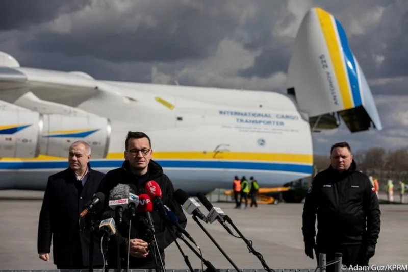 "Wyborcza" ma ujawnić kulisy sprowadzenia bezużytecznych maseczek z Chin.