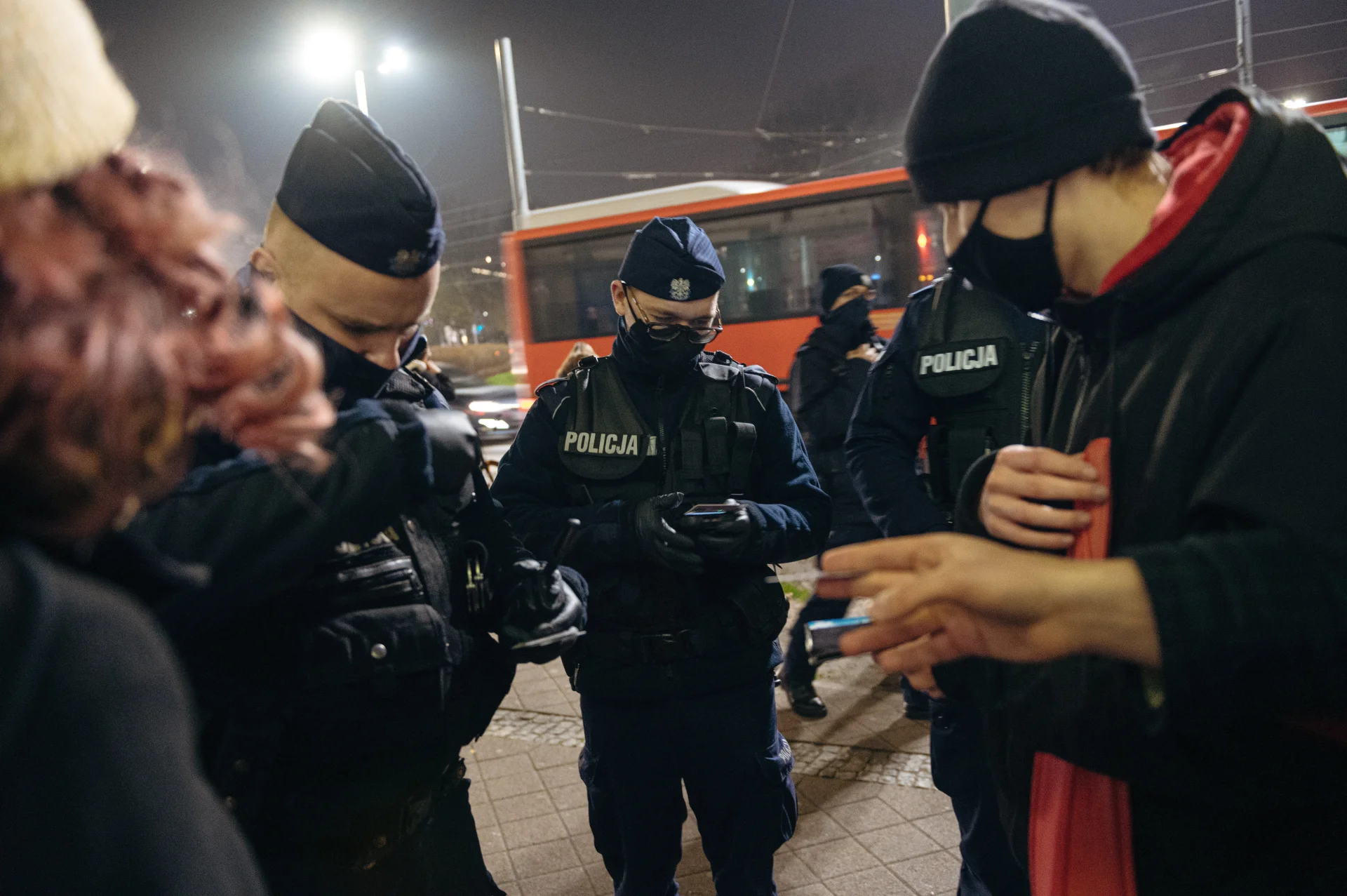 Jakie obostrzenia obowiązują w noc sylwestrową 2020? Ujawniono, jak do chaosu prawnego ma podchodzić policja.