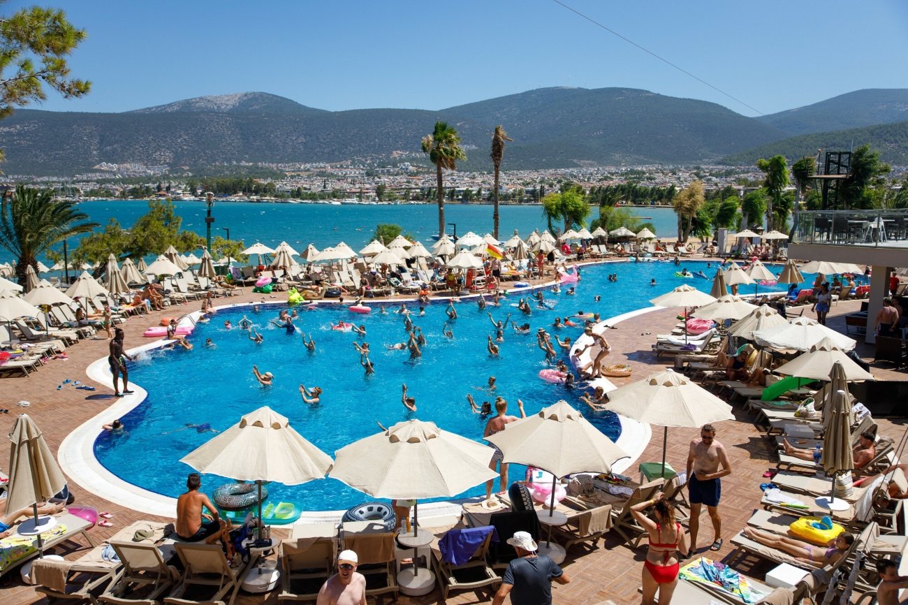 Basen hotelowy w Turcji.