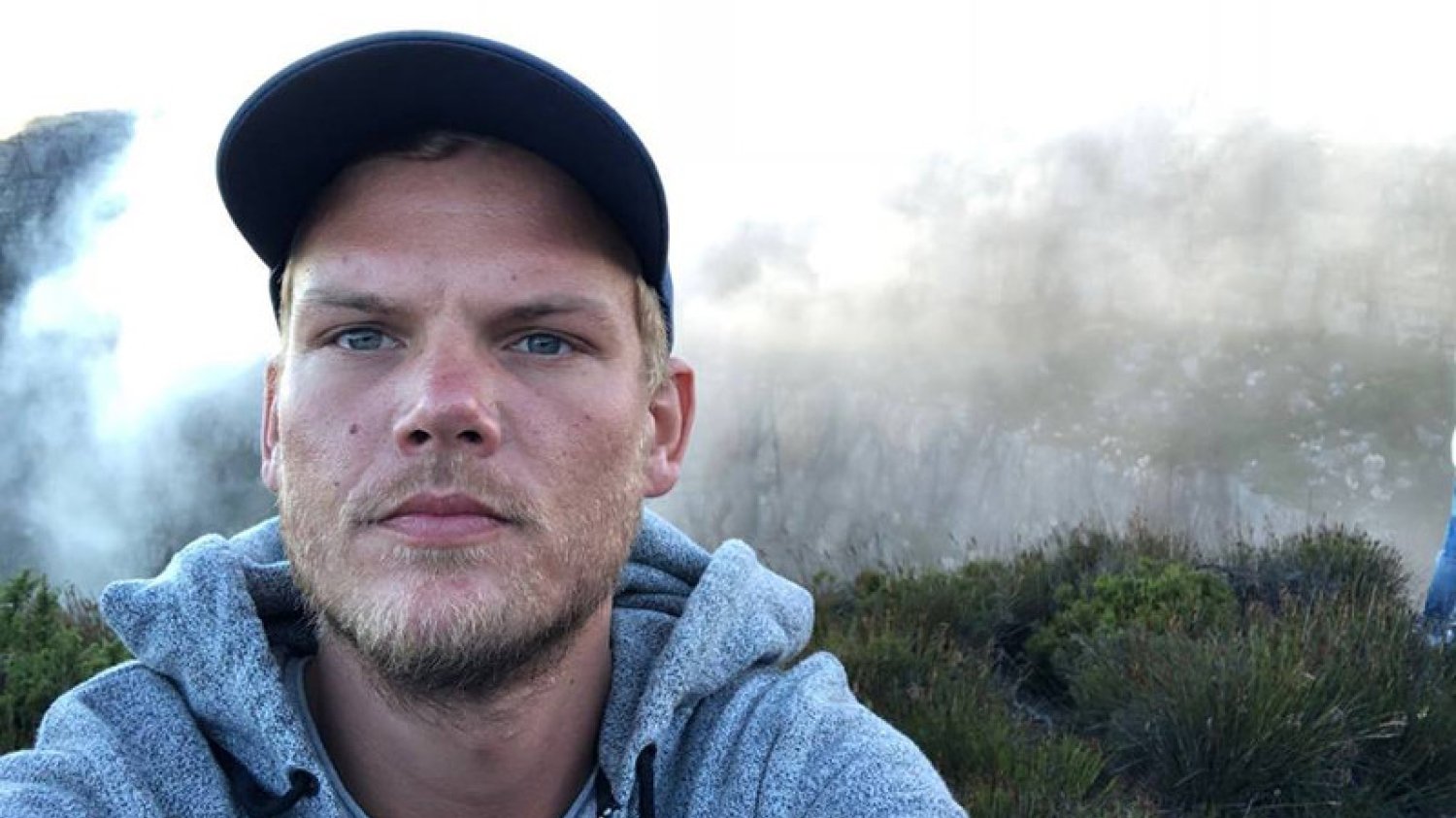 28-letni Tim Berling został znaleziony martwy w Omanie. DJ popełnił samobójstwo. Podciął żyły szkłem z rozbitej butelki.