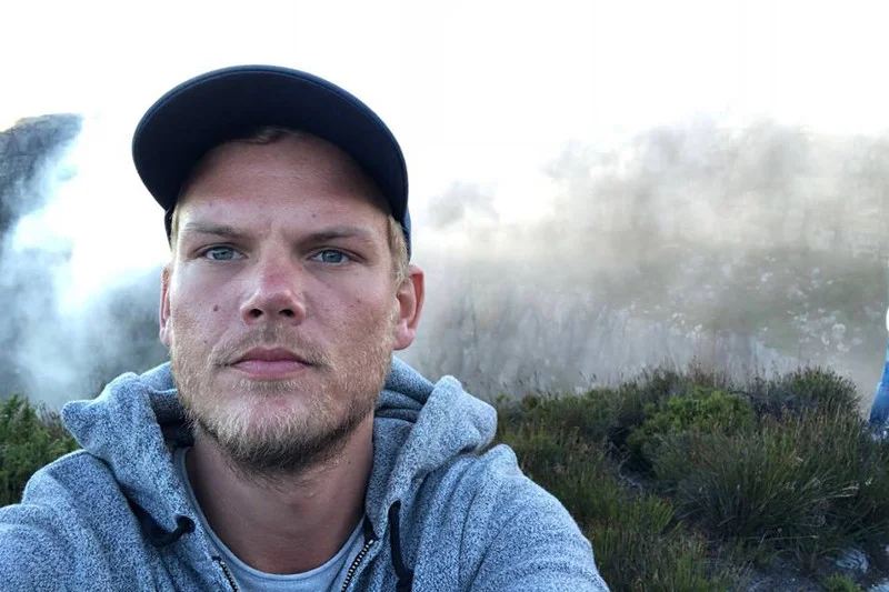 28-letni Tim Berling został znaleziony martwy w Omanie. DJ popełnił samobójstwo. Podciął żyły szkłem z rozbitej butelki.
