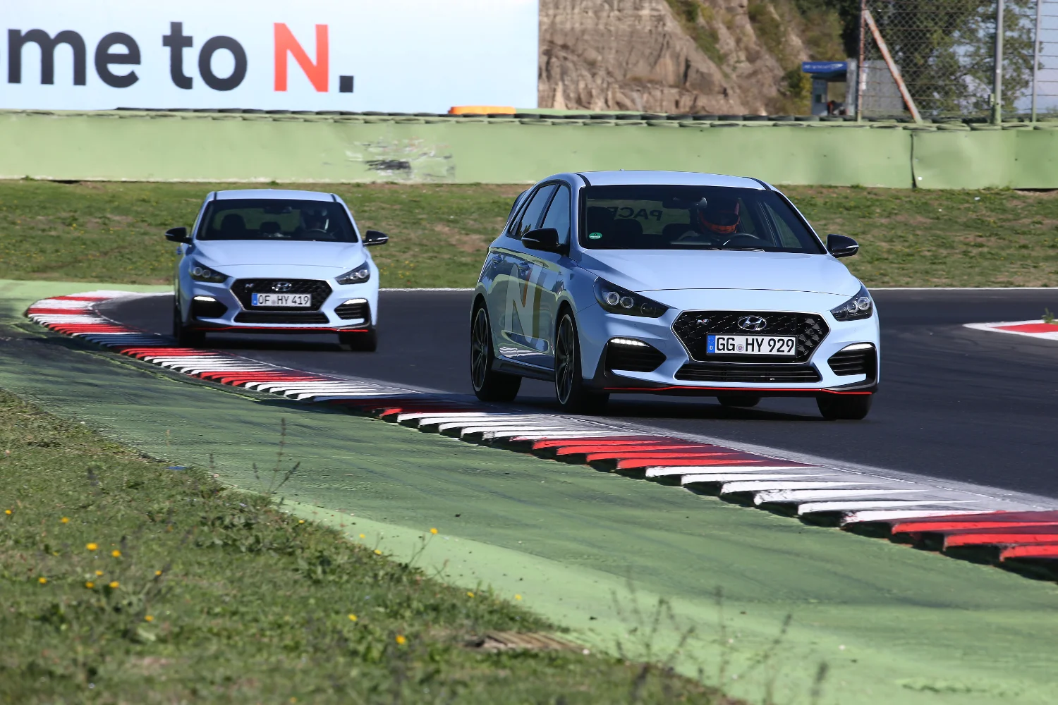Hyundai i30N na torze czuje się jak ryba w wodzie.