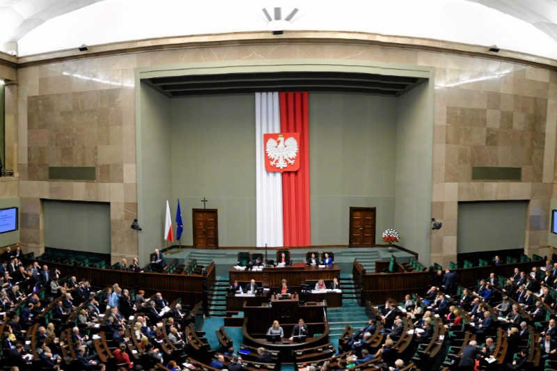 Prawo i Sprawiedliwość w nocy pokazało, że ma w poważaniu demokratyczne obyczaje i procedury.