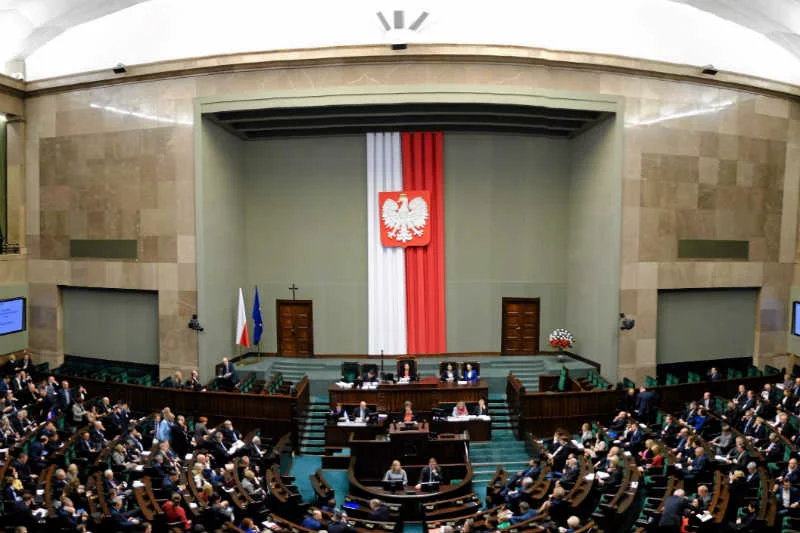 Prawo i Sprawiedliwość w nocy pokazało, że ma w poważaniu demokratyczne obyczaje i procedury.