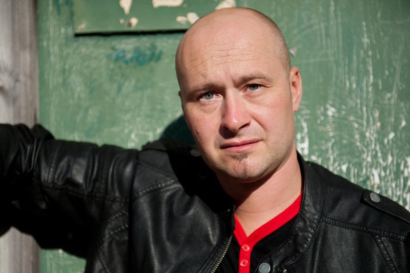 Jan Krasnowolski, Polak urodzony w Krakowie, mieszka w angielskim mieście Bournemouth. Na co dzień instaluje bramy garażowe, a w wolnej chwili pisze powieści i opowiadania z pogranicza literatury i faktu