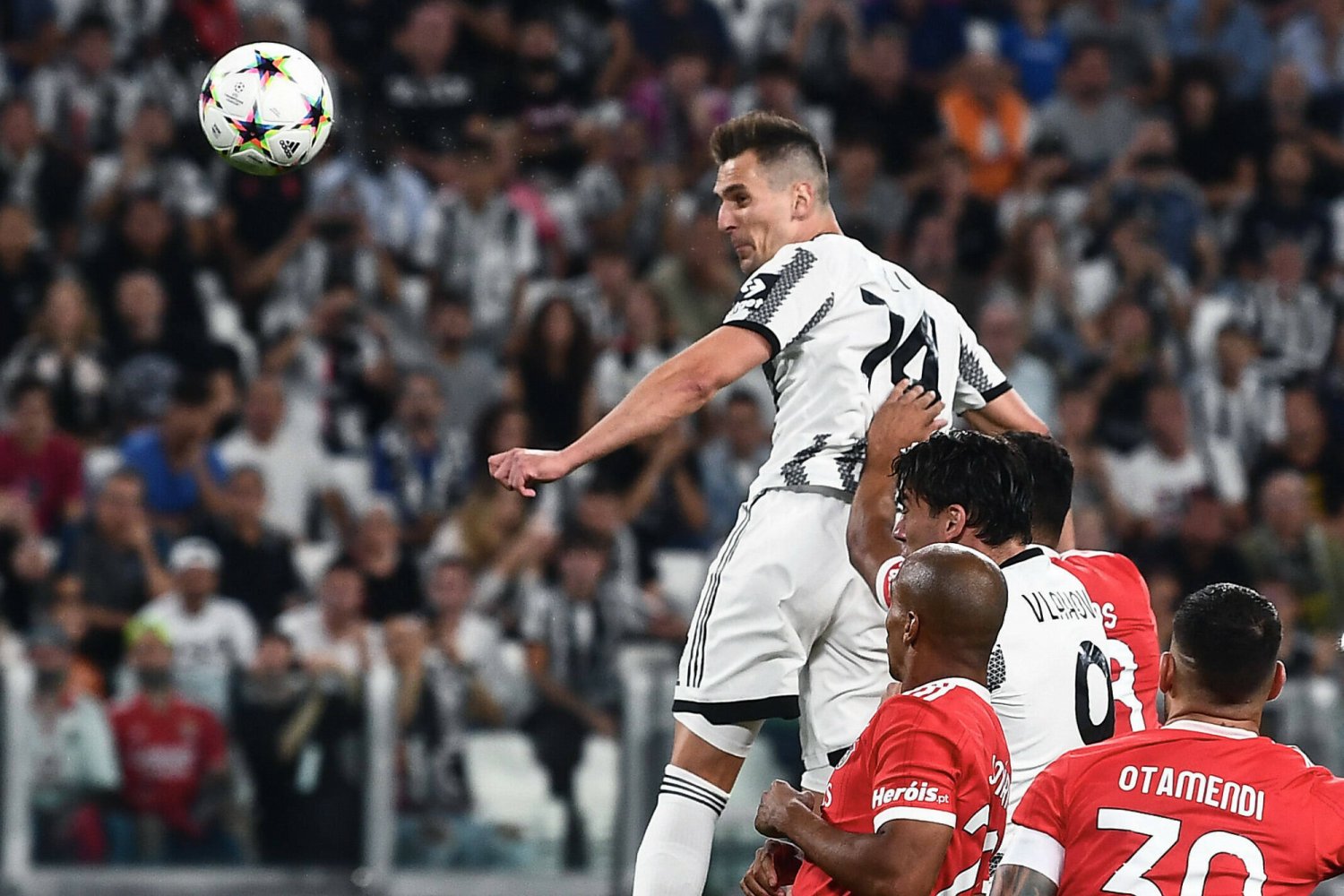 Arkadiusz Milik jest szalony, kolejny gol w Lidze Mistrzów. Bolesna wpadka Piotra Zielińskiego