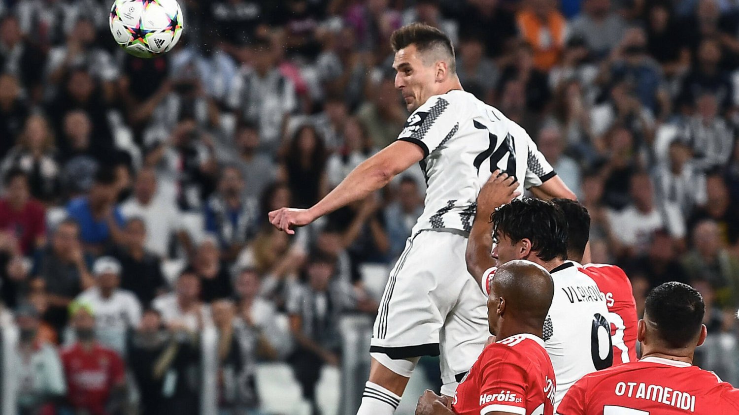 Arkadiusz Milik jest szalony, kolejny gol w Lidze Mistrzów. Bolesna wpadka Piotra Zielińskiego