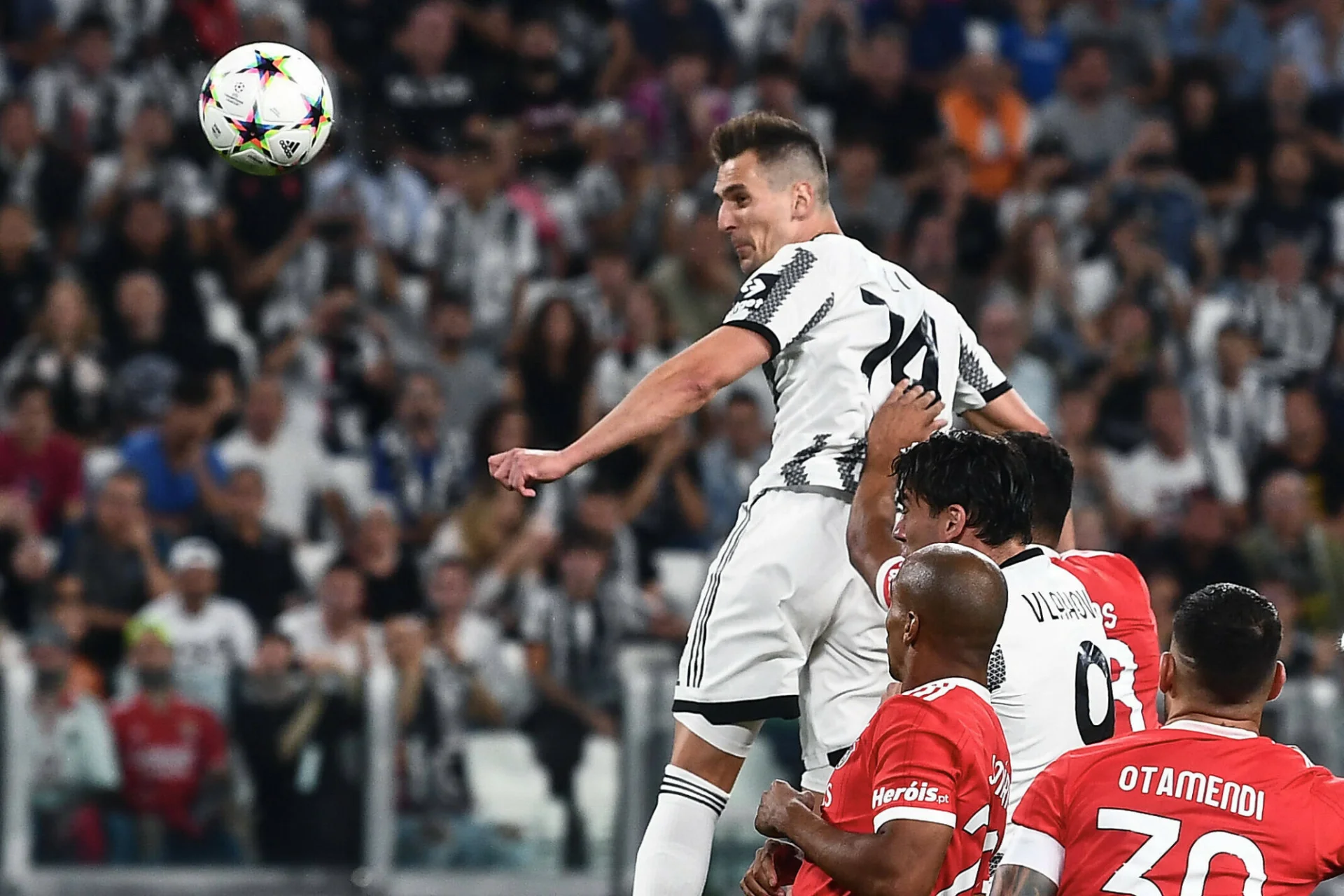 Arkadiusz Milik jest szalony, kolejny gol w Lidze Mistrzów. Bolesna wpadka Piotra Zielińskiego