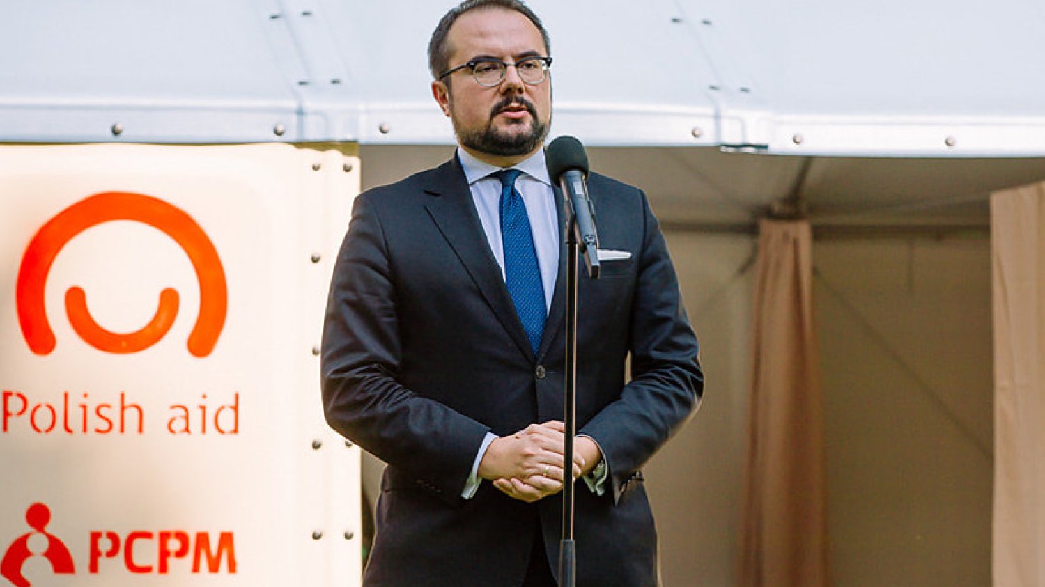 Wiceminister Spraw Zagranicznych Paweł Jabłoński stał się bohaterem awantury w Senacie.