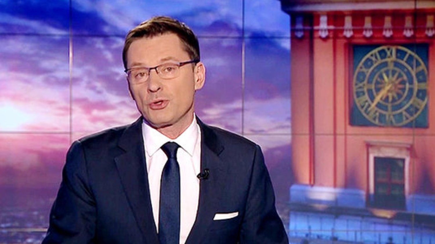 Czy widzowie TVP podczas niedzielnego wydania "Wiadomości" mogli widzieć specyficzny komentarz do tego, co opowiadał prowadzący Krzysztof Ziemiec? Tak twierdził branżowy serwis "Press".