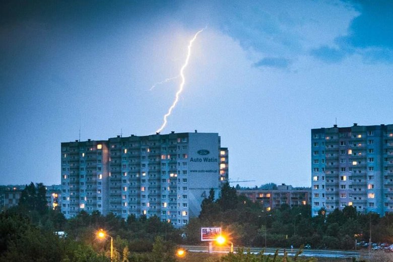 Po upalnym weekendzie synoptycy nie mają najlepszych informacji – ochłodzenie będzie niewielkie, za to należy spodziewać się burz i gradobicia.