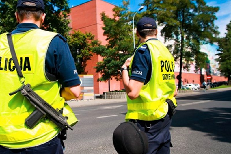 Komenda Główna Policji zapewnia, że patrole z bronią automatyczną są niemal "entuzjastycznie" przyjęte przez społeczeństwo.