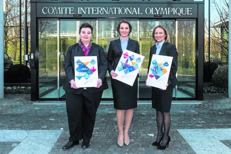 Oficjalne stroje Komitetu Konkursowego. Od lewej Magdalena Sroka wiceprezydent Krakowa, Jagna Marczułajtis była przewodnicząca Komitetu i Iwona Łotysz przedstawicielka PKOL.