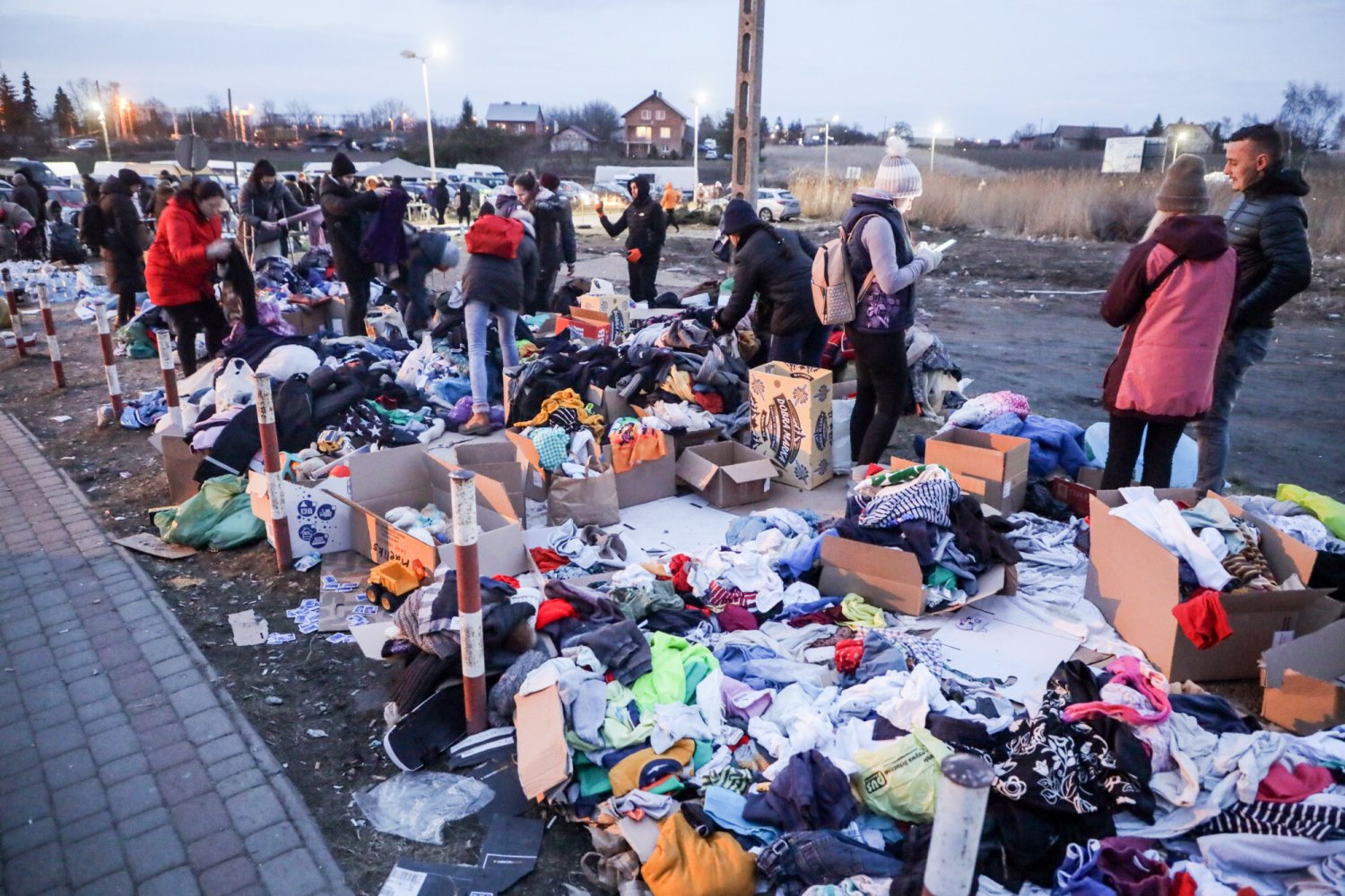 Na przejściach już zalegają sterty ubrań, których nikt nie potrzebuje. Wśród rzeczy, które ludzie zostawiają uchodźcom, często są m.in. bardzo stare buty czy ubrania.