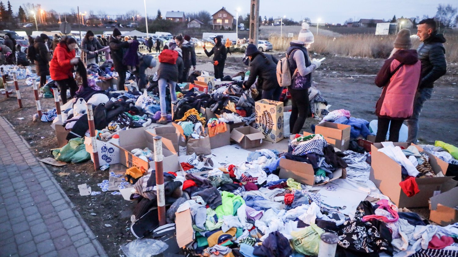 Na przejściach już zalegają sterty ubrań, których nikt nie potrzebuje. Wśród rzeczy, które ludzie zostawiają uchodźcom, często są m.in. bardzo stare buty czy ubrania.