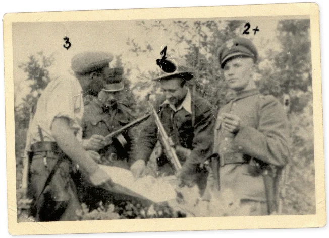 Józef Franczak (trzeci z lewej) wraz z towarzyszami broni, 1947 r.
