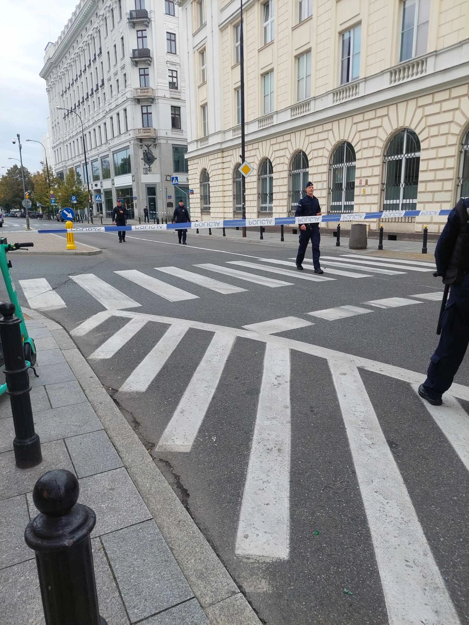 Akcja policji w centrum Warszawy. Mężczyzna wszedł na pomnik smoleński Akcja policji w centrum Warszawy. Mężczyzna wszedł na pomnik smoleński