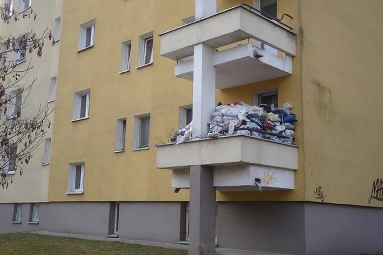Strach pomyśleć, co musi się dziać w mieszkaniu.
