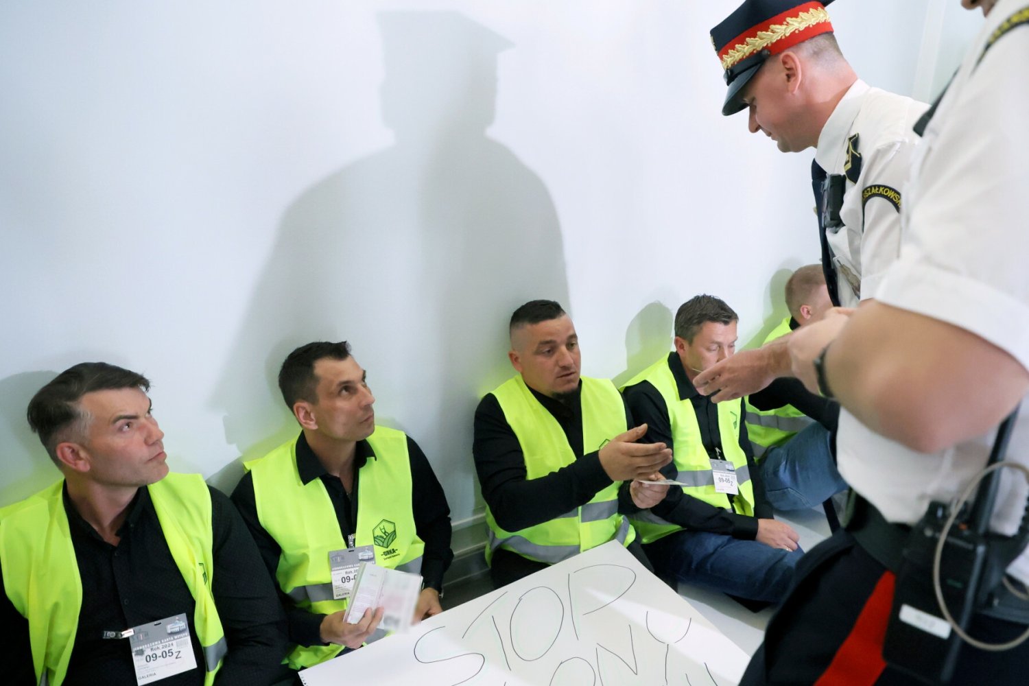 Co się dzieje w Sejmie? Demonstranci nie chcą wyjść z budynku.